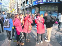 Turistas extranjeros consultan con guías surcoreanos. Los visitantes son indiferentes a la advertencia de Corea del Norte. AP /
