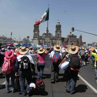 Maestros de nueve estados marchan hacia San Lázaro