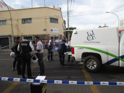 Personal del Instituto Jalisciense de Ciencias Forenses levantó el cadáver de la víctima.  /
