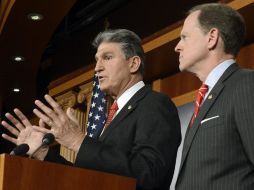 El senador demócrata por Virginia Occidental, Joe Manchin (i) y Pat Toomey (d) senador republicano por Pensilvania, en rueda de prensa. EFE /