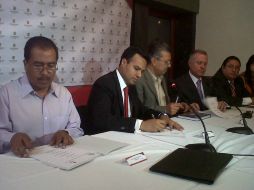 El presidente municipal de Zapopan, Héctor Robles firma el convenio con el colectivo Ciudadanos por Municipios Transparentes (Cimtra).  /