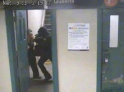 El pasado 9 de marzo, en el metro de Nueva York, un sujeto golpeó a una mujer de 56 años para luego robarla. ESPECIAL /