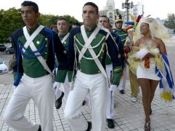 Activista a favor del matrimonio homosexual vestido de novia, bromea con los guardias afuera del Parlamento. AP /