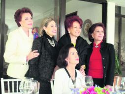 Las comadres. Margarita, la festejada, con Mary, Anne, Yolanda y Beatríz.  /