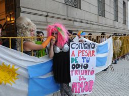Homosexuales disfrazados festejan la aprobación de los matrimonios entre personas del mismo sexo en Uruguay. AFP /