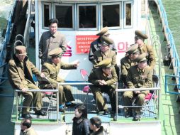 Militares norcoreanos cruzan el río Yalu entre Sinuiju y la ciudad fronteriza china de Dandong, el cual ha sido cerrado al turismo. AFP /
