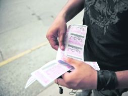 A CAMINAR. Una de las condiciones para acceder al apoyo en pasajes es que los alumnos vivan a más de un kilómetro de las escuelas. EL INFORMADOR /