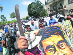 Entregan amparos. Miles de docentes marcharon en la Ciudad de México en contra de la reforma educativa. NTX /