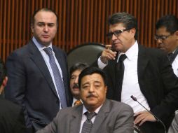 Ricardo Monreal (d) asegura que tratará de recuperar su normalidad. ARCHIVO /