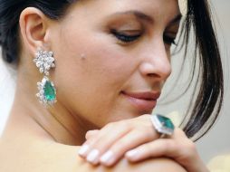 Pendientes de esmeraldas y diamantes que la estrella usó en un retrato en el que aparece al lado de Salvador Dalí. EFE /