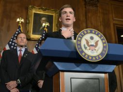 Stephen Barton, superviviente del tiroteo en el cine de Aurora, comparece en el Capitolio sobre control de armas. EFE /