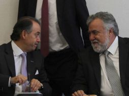 Raúl Cervantes y Pablo Escudero, miembros de la Comisión de Hacienda ofrecen una conferencia de prensa en torno a la ley. NTX /