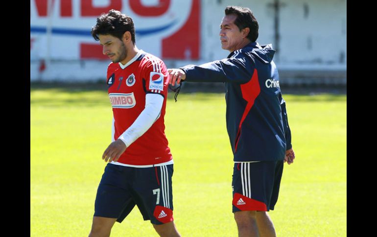 Rafael Márquez Lugo (izq) es tomado en cuenta por el técnico Jose Manuel de la Torre.  /