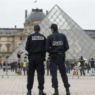 El Louvre reabre con refuerzo policial