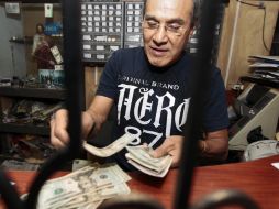 La divisa estadounidense se ubicó tres centavos menos en comparación con el cierre previo. ARCHIVO /