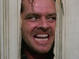 Jack Nicholson protagonizó The Shining, llevada al cine por Stanley Kubrick en 1980. ESPECIAL /