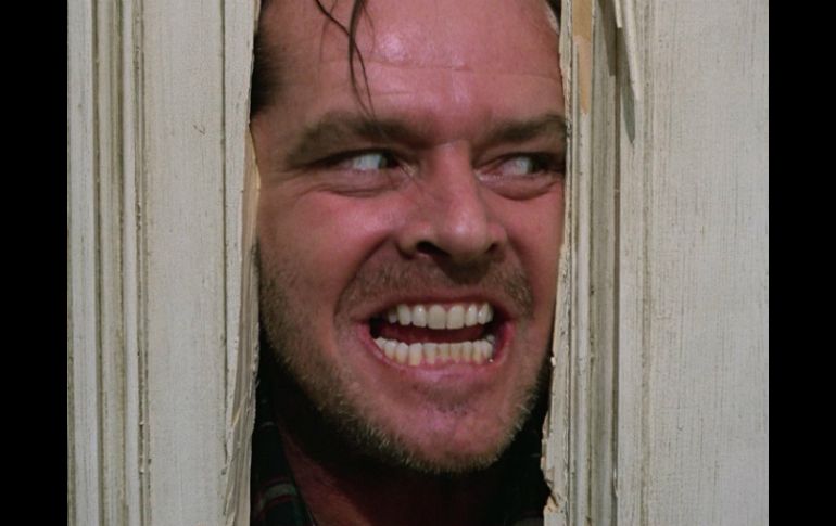 Jack Nicholson protagonizó The Shining, llevada al cine por Stanley Kubrick en 1980. ESPECIAL /
