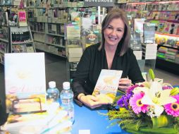 Firma. Nicole Leonides Ferrán visitó la ciudad para autografias ejemplares de Somos amor.  /