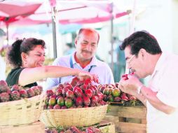 Irresistibles. Pese a que no es sencillo degustar una pitaya, en el barrio de las Nueve Esquinas son pocos los que dicen no a estos ape  /