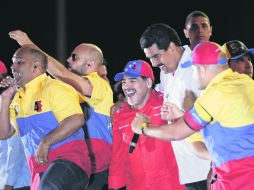 Solidaridad. Diego Armando Maradona (centro), acompaña a Nicolás Maduro. AP /
