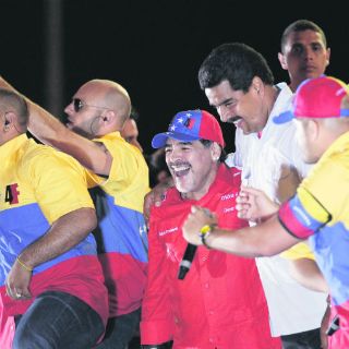 Maduro cierra en Caracas acompañado por Maradona