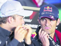 Insatisfecho. Mark Webber (derecha) es acompañado por el alemán Nico Rosberg, de Mercedes, en rueda de prensa en Shanghái. EFE /