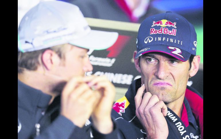 Insatisfecho. Mark Webber (derecha) es acompañado por el alemán Nico Rosberg, de Mercedes, en rueda de prensa en Shanghái. EFE /