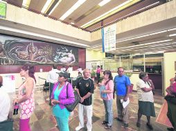 En la Secretaría de Desarrollo e Integración Social, las largas filas de beneficiarios o aspirantes son el paisaje cotidiano. EL INFORMADOR /