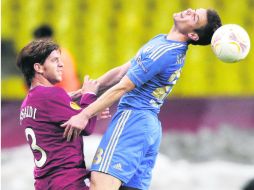 Duelo. Cristian Ansaldi, del Rubin Kazan, disputa un balón con el español César Azpilicueta, del Chelsea.  /