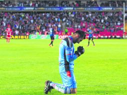 Querétaro a rezar. Sergio ''Matute'' García, arquero de Gallos Blancos, reza antes de iniciar un partido de su equipo. MEXSPORT /