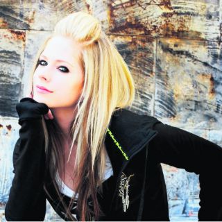 Avril Lavigne muestra su parte más rocosa