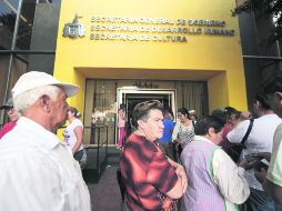 Largas filas. Adultos mayores esperan su turno para recibir el apoyo económico que mes a mes entrega el Gobierno del Estado. EL INFORMADOR /