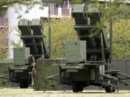 Soldados japoneses preparan dos MIM-104 Patriot, un sistema de misiles tierra-aire de largo alcance. EFE /