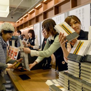 Japoneses se vuelcan por nueva novela de Murakami