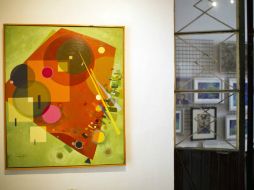 Al fondo del lugar ya están montadas las siete pinturas de medianos y grandes formatos hechas por Enrique Hool.  /