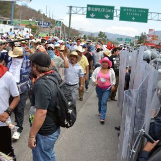 Maestros disidentes toman comercios en Chilpancingo