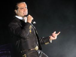 Alejandro Fernández vuelve al estudio de grabación de su progenitor luego de 20 años. ARCHIVO /