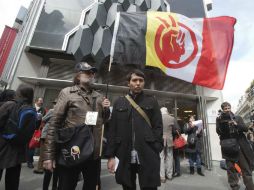 El miembro de la comunidad hopi Bo Lomahquahu (d) se manifiesta afuera de la casa de subastas. AP /