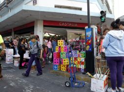 Vendedores ambulantes provocan descenso en ventas de comercios establecidos. ARCHIVO /