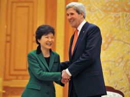 Park recibió a Kerry en la Casa Azul de Corea del Sur en un encuentro para tomar medidas por las tensiones con Corea del Norte. AFP /
