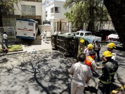 El impacto provoca daños en frente del camión de pasajeros, en una combi y en un auto estacionado en el interior del inmueble.  /