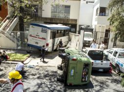 Camión del transporte público se impacta contra una casa.  /
