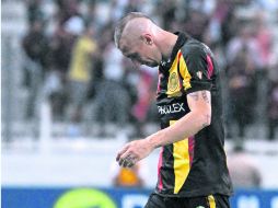 Expulsado. El defensa Rodrigo Follé recibió dos amarillas en el primer tiempo y dejó a Leones Negros con 10 desde el minuto 39. MEXSPORT /