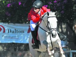 El jinete del Guadalajara Jockey Club, Leonardo Santillana, sobre ''Gran Kino'', se impuso en la prueba Abierta a 90 centímetros. EL INFORMADOR /