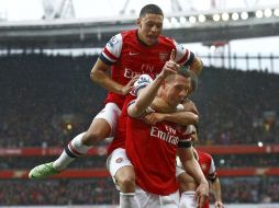 Con este triunfo, el Arsenal se sitúa, provisionalmente, tercero clasificado en la Liga de Inglaterra que lidera el Manchester United. EFE /