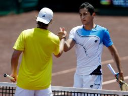Nicolas Almagro, derecha, saluda a Rhyne Williams después del juego entre ambos. AP /
