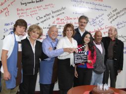 La productora Genoveva Martínez dando el claquetazo para iniciar la segunda temporada de ''Como dice el dicho''.  /