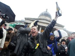 Británicos opositores al gobierno conservador se reúnen felices por el deceso de Thatcher. EFE /