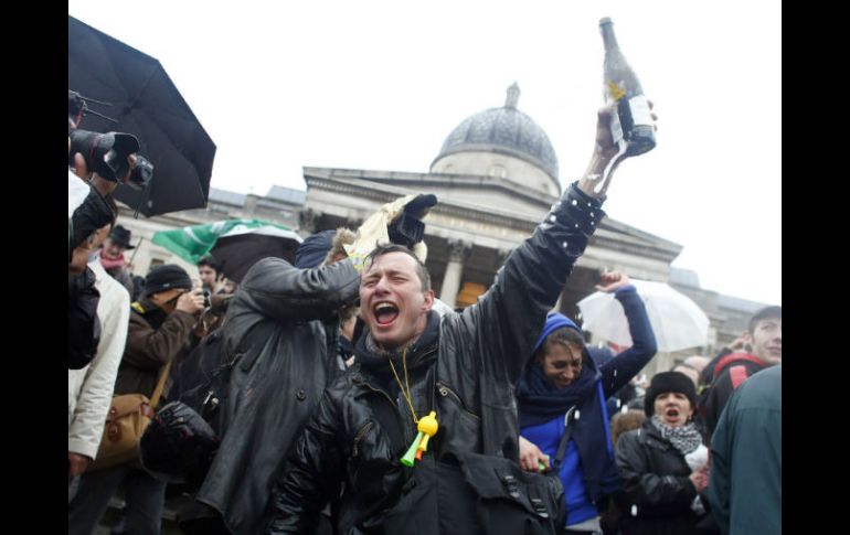 Británicos opositores al gobierno conservador se reúnen felices por el deceso de Thatcher. EFE /