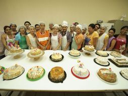 Alfredo (c), originario de Michoacán, enseña en una de las academias municipales de Zapopan repostería y habla de su experiencia.  /